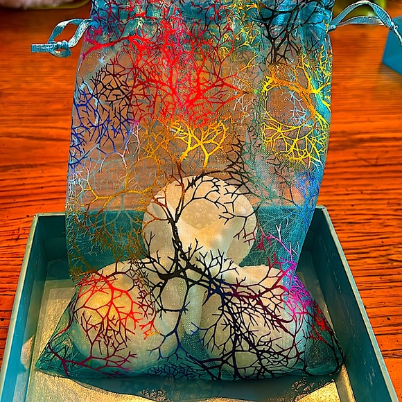 NWOT Beautiful&SoftFragrance of Ocean Breeze.4White Guest Soaps&Ocean Blue pouch - Picture 5 of 7